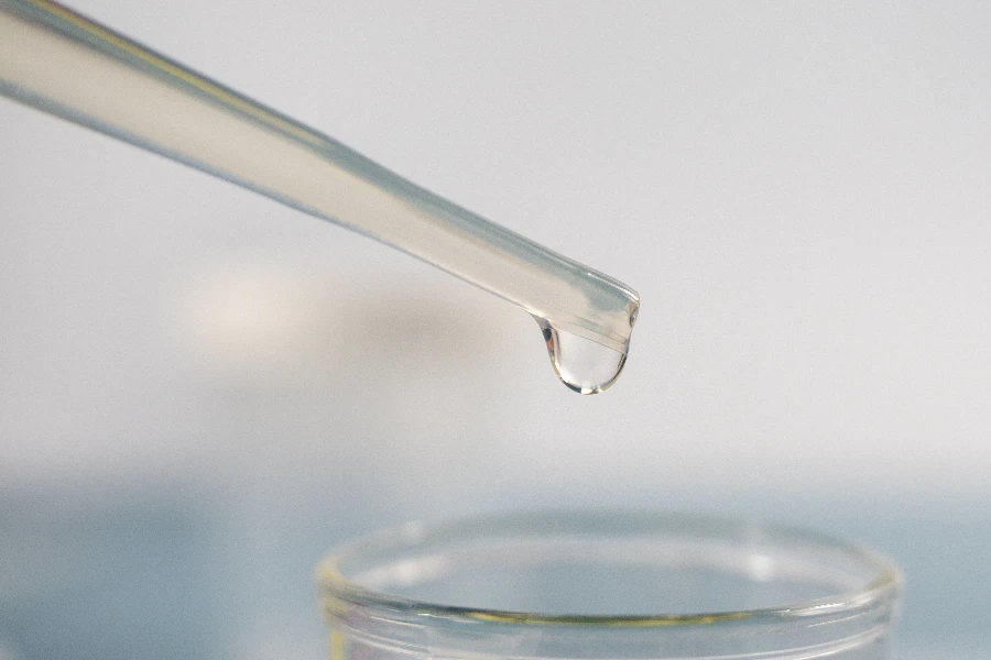 Química analítica - amostra sendo pipetada em tubo de ensaio para análise em laboratório