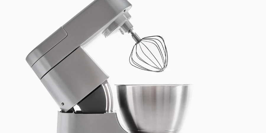 Robot da cucina in argento con frusta su sfondo bianco isolato