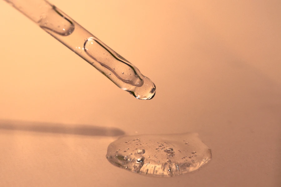 Acido ialuronico in una pipetta di vetro da vicino