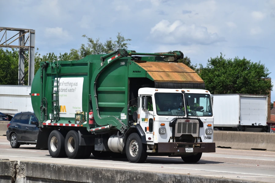Il camion della spazzatura condivide l'autostrada sulla Gulf Freeway