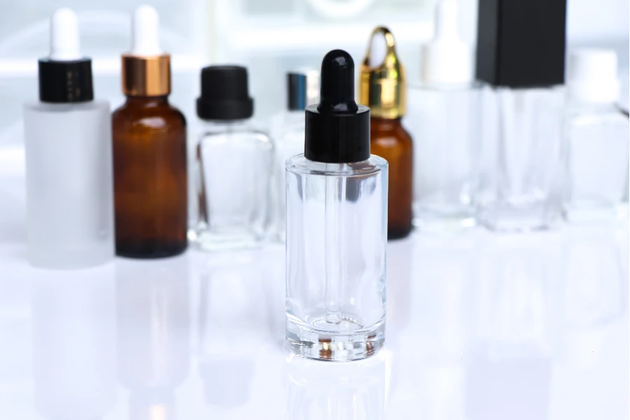 Botol produk kecantikan atau botol serum dengan latar belakang putih
