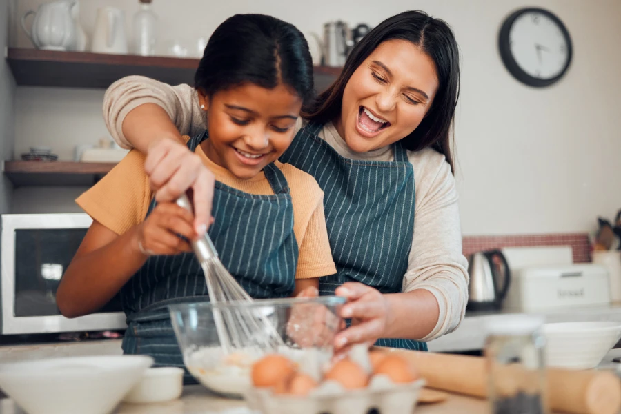 Madre e hija cocinando