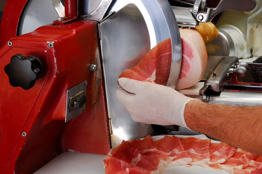 Affettatrice di prosciutto e fetta di prosciutto fresco