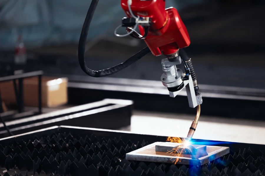 Nahaufnahme des Roboterarms aus Metall, Argon-Schweißmaschine in Betrieb