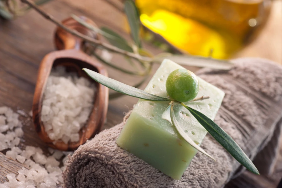 Entorno de spa natural con productos de oliva y aceite de oliva.