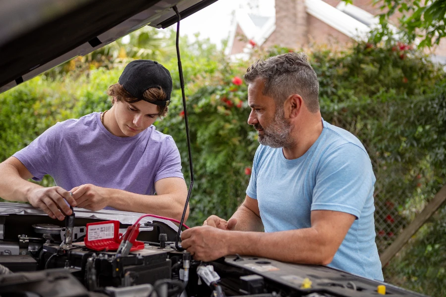 Padre le enseñó a su hijo adolescente a reparar el auto