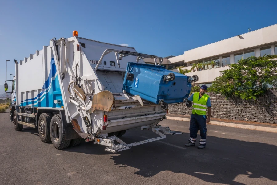 Camion che raccoglie il contenitore della spazzatura