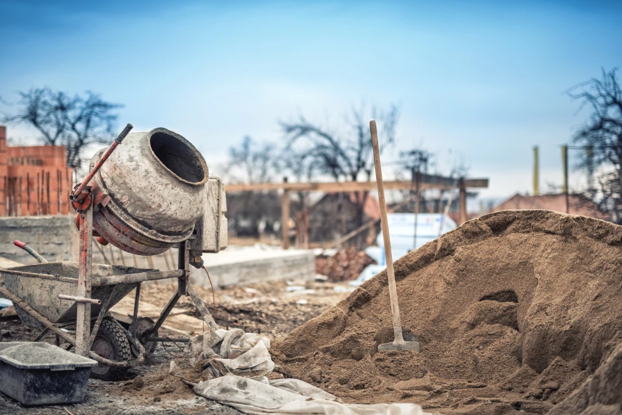 Machine de malaxeur de ciment sur le chantier de construction