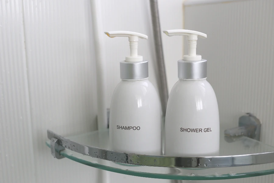 Frasco branco de shampoo nas prateleiras do banheiro