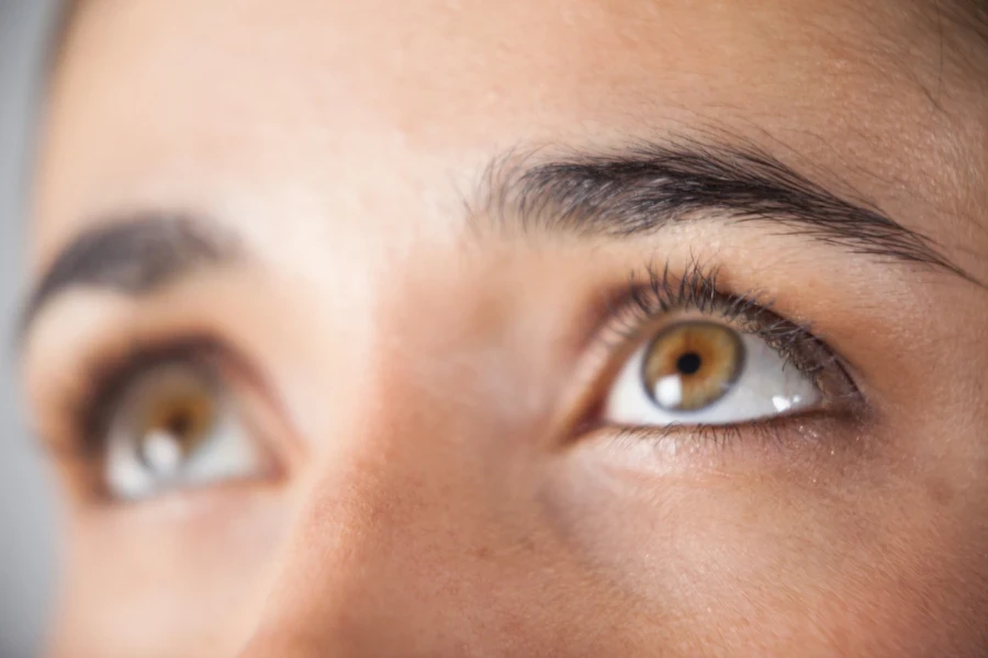 Primo piano della donna che indossa lenti a contatto