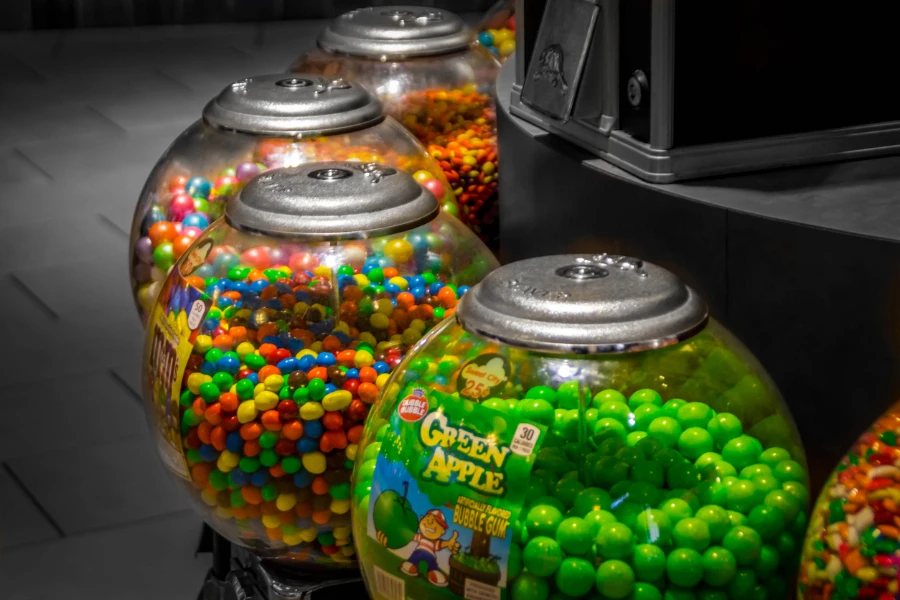Serie di distributori automatici di caramelle gommose in un centro commerciale con i colori di sfondo rimossi
