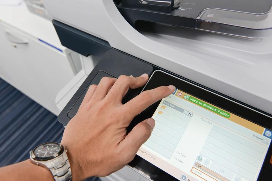 La mano humana está usando la impresora.