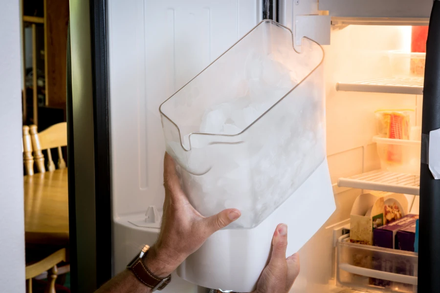 Remoção da máquina de gelo mostrada com mãos humanas