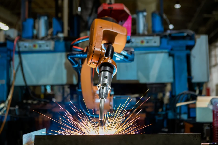 Robô está soldando peças automotivas de montagem em fábrica de automóveis