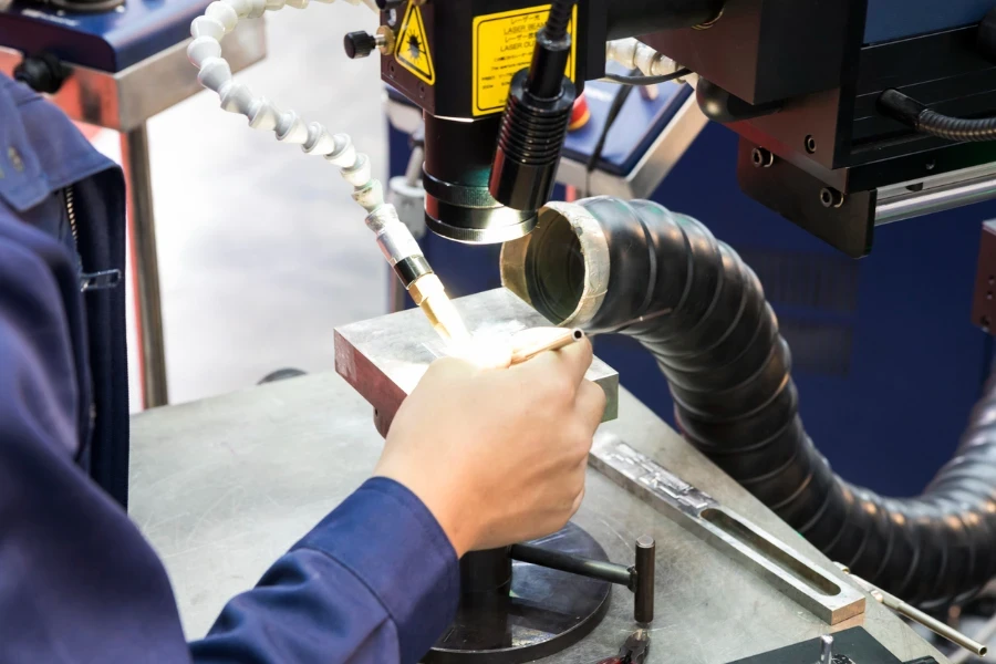 El operador utiliza la máquina de soldadura láser.