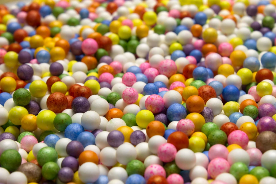 Chewing-gums colorés dans un pot de bonbons en verre