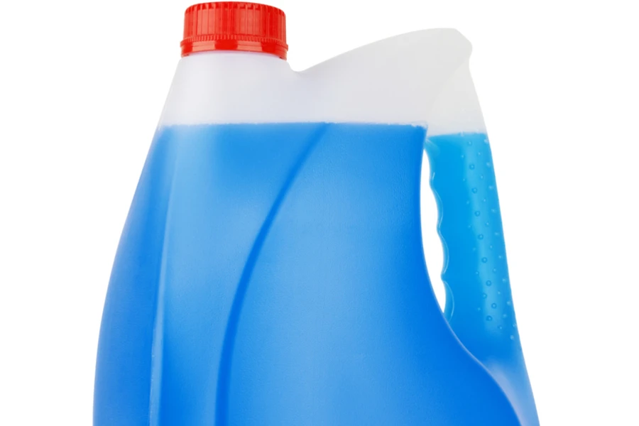 Bottiglia con liquido detergente antigelo isolato