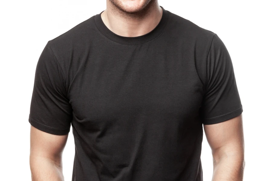 Junger, fitter Mann trägt ein leeres schwarzes Kurzarm-Baumwoll-T-Shirt