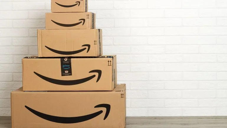 As vendas líquidas da Amazon cresceram 13%, para US$ 143.3 bilhões no primeiro trimestre do ano fiscal de 1. Crédito: Khomulo Anna via Shutterstock.com.