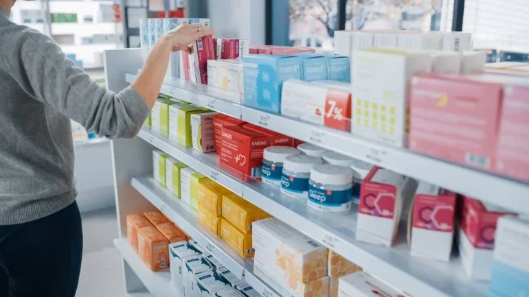 Pharmaunternehmen nutzen intelligente Verpackungen als Plattform für die direkte Kommunikation mit Verbrauchern. Bildnachweis: Gorodenkoff über Shutterstock.