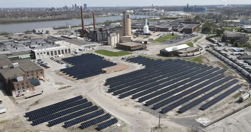 Солнечная электростанция NSG Group мощностью 1.4 МВт в Россфорде, штат Огайо, построена на перепрофилированном заброшенном участке. Он оснащен более чем 4,300 тонкопленочными солнечными панелями First Solar, изготовленными из стекла для солнечной энергии NSG Group.