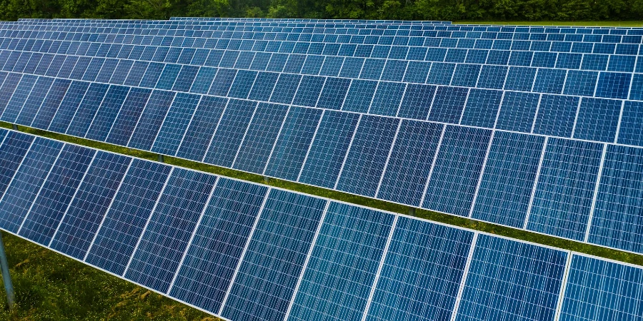 Paneles solares en la moderna central fotovoltaica