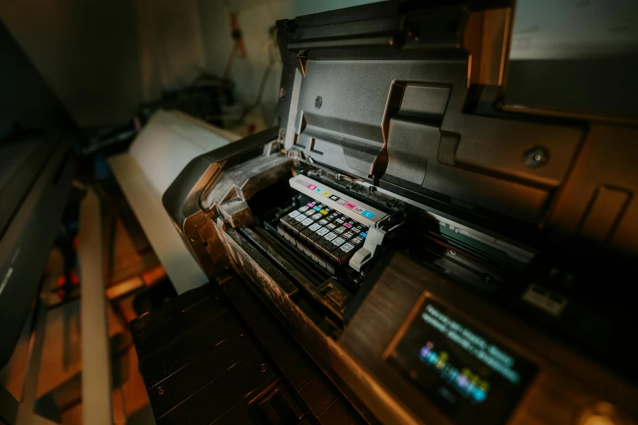 uma impressora jato de tinta em um quarto escuro