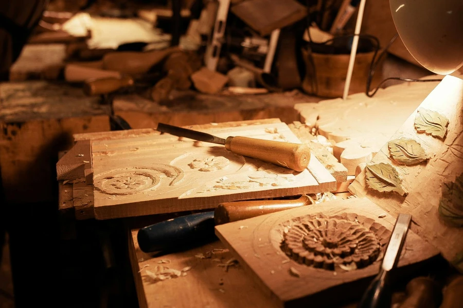 Handgeschnitzte dekorative Holzplatten in der Werkstatt