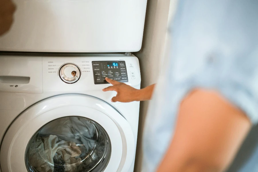 Çamaşır Makinesini Kullanan Kişi