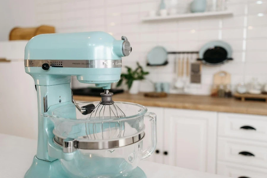 Batteur sur socle sur une table