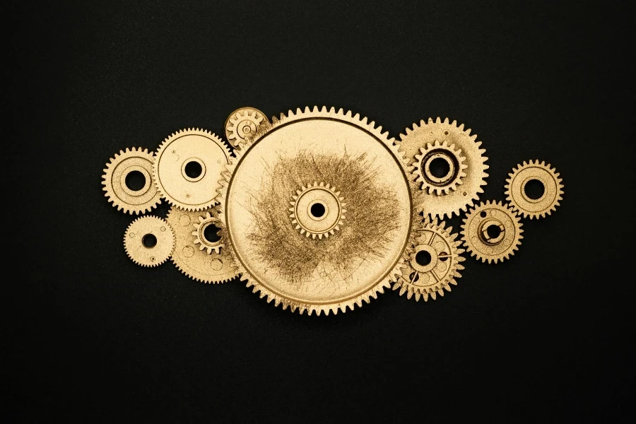 Foto Golden Cogwheel di Latar Belakang Hitam