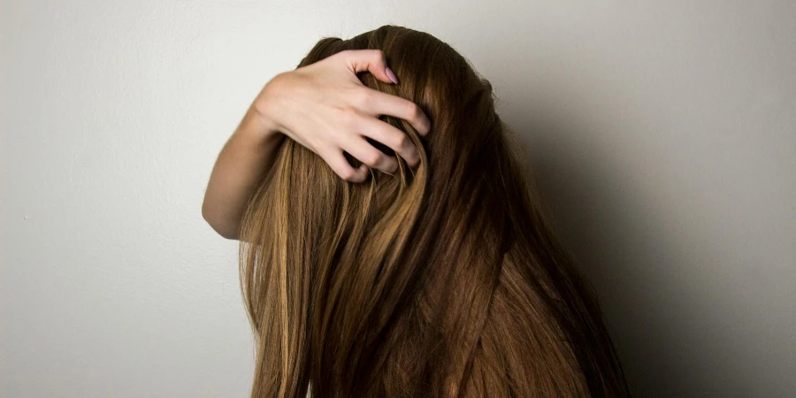 Фотография женщины, закрывающей лицо волосами