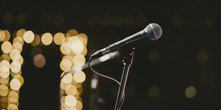 Photographie sélective d'un microphone sur un pied de microphone