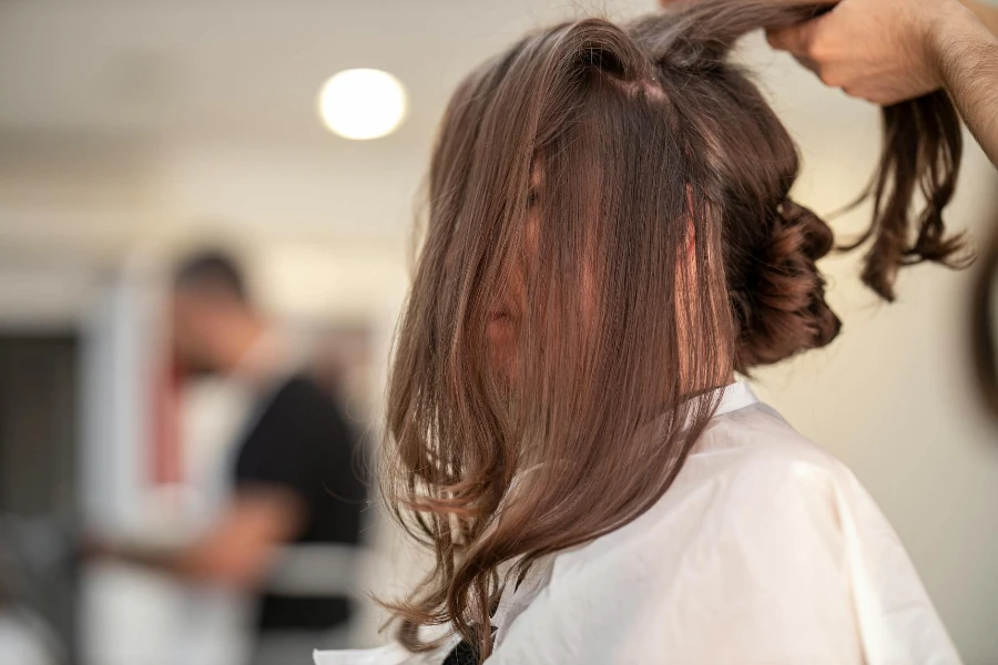 Foto Fokus Dangkal Orang Yang Memperbaiki Rambut