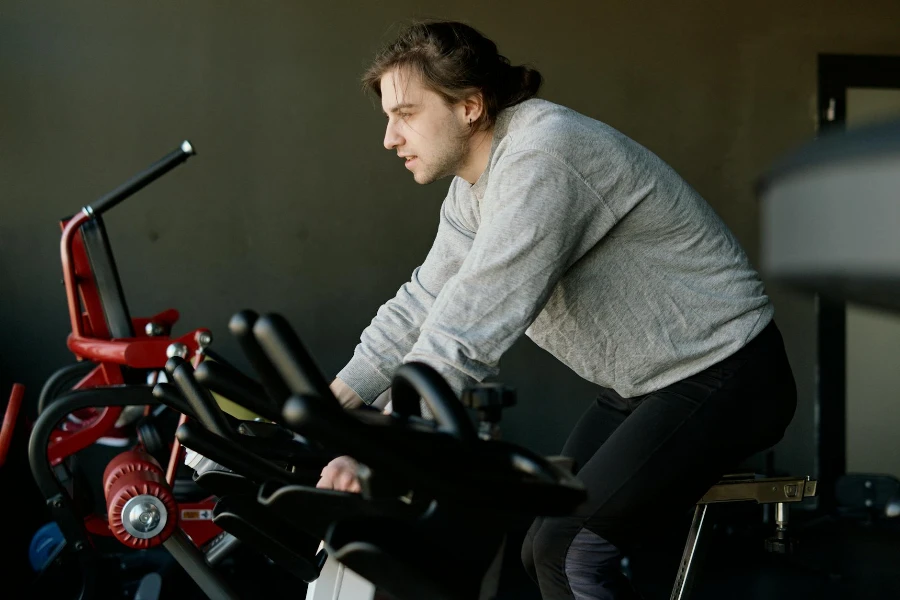 Homem em uma bicicleta ergométrica na academia