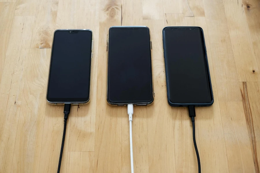 Smartphones Android negros sobre superficie de madera marrón