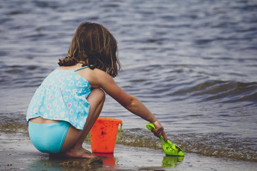 Fille près du bord de mer