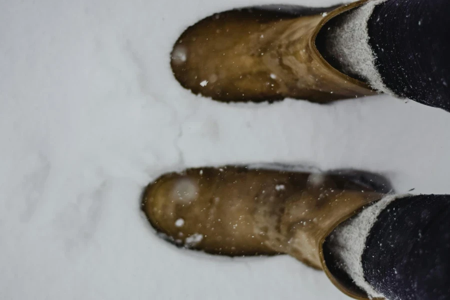 Une personne portant des chaussettes en laine sous des bottes