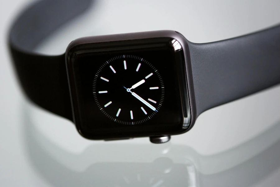 Schwarze Apple Watch mit schwarzem Sportarmband