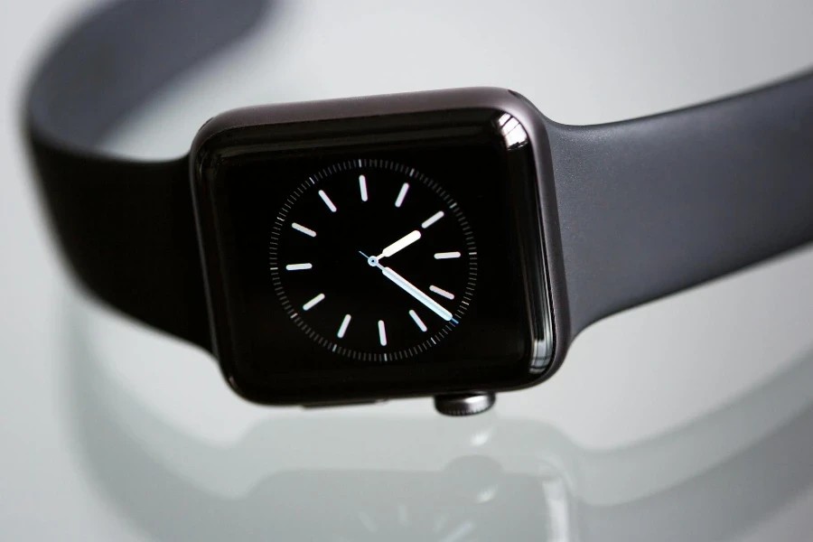 Apple Watch noire avec bracelet sport noir