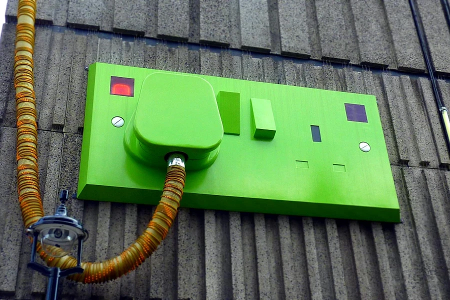 Machine à Cordon Rectangulaire Verte Sur Mur Gris Pendant La Journée