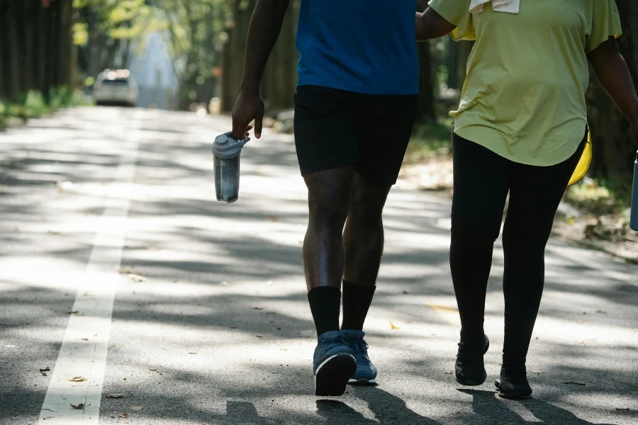 Gente caminando por la calle mientras sostiene vasos