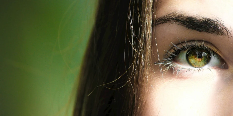 Fotografi Closeup Setengah Wajah Fokus Selektif Mata Hijau Wanita