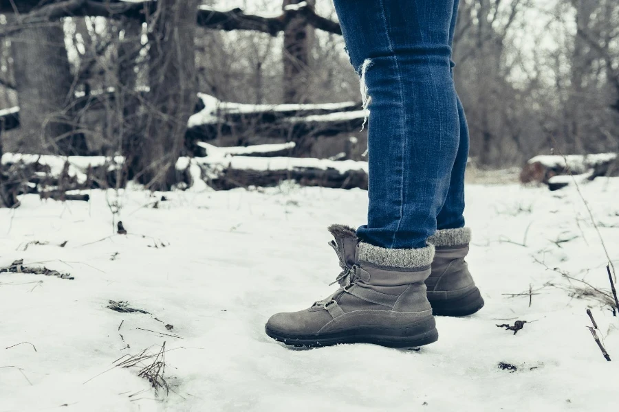 Eine Person steht im Schnee