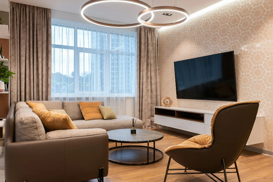 Interno luminoso del soggiorno in un appartamento moderno