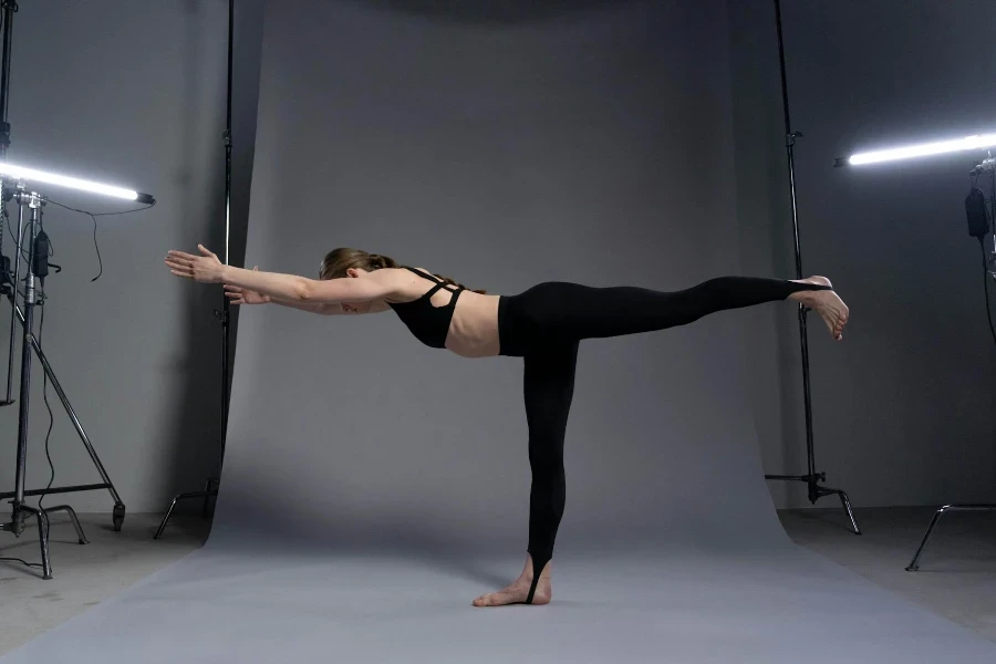 Femme debout avec une jambe