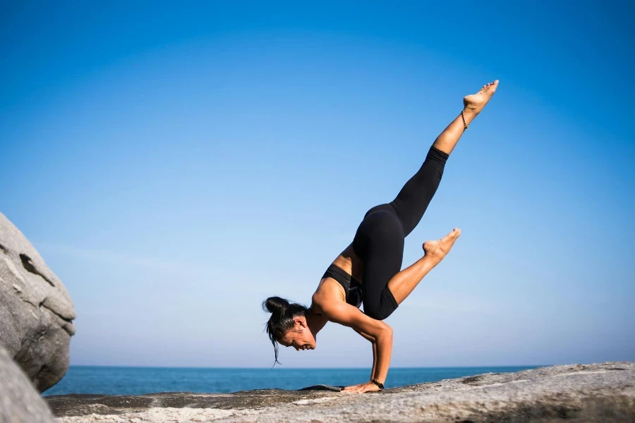 Wanita Bersantai di Pantai Melawan Langit Biru