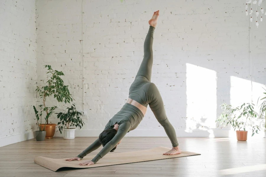 Una donna che fa esercizio di stretching