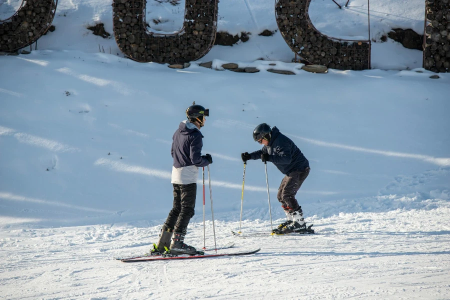Männer beim Skifahren mit Skistöcken