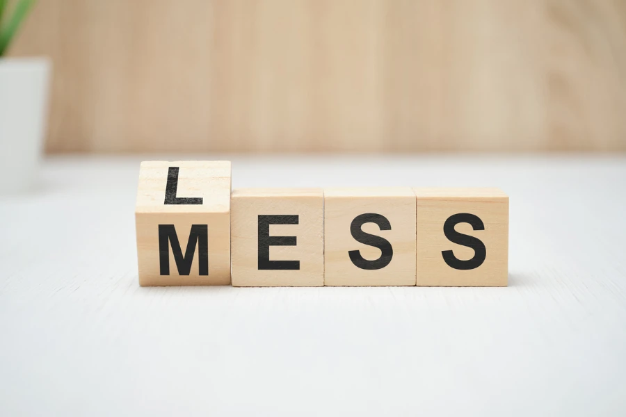 LESS-MESS-Wörter auf Holzklötzen